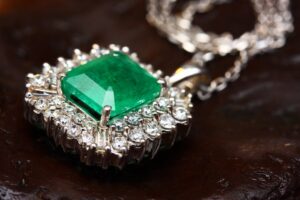 emerald necklace jewelry